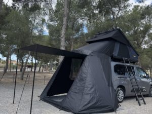 Tienda de techo jovive Slim con avance integrado montado en una Citroen Berlingo de color gris